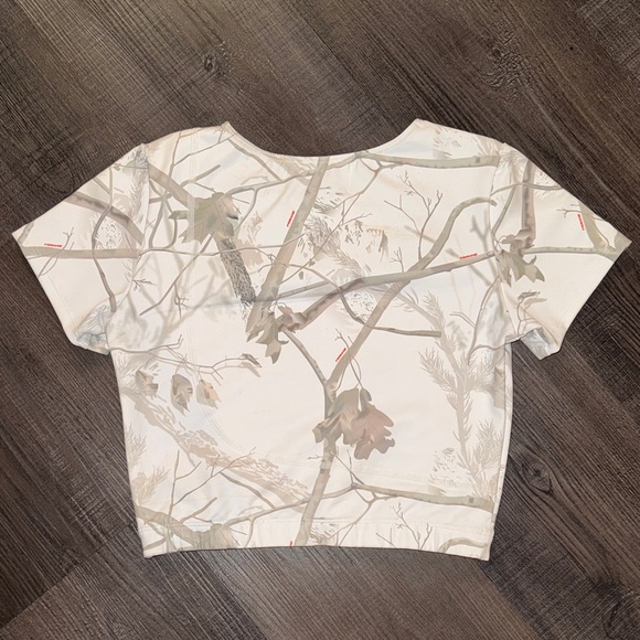 Frankie Collective Cropped Athleisure Woodland Camo Tee - White - Picture 3 of 4